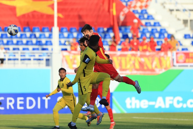Chùm ảnh: Nhâm Mạnh Dũng đánh đầu xé lưới U23 Malaysia, mở cánh cửa vào tứ kết-5