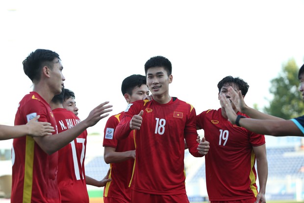 Chùm ảnh: Nhâm Mạnh Dũng đánh đầu xé lưới U23 Malaysia, mở cánh cửa vào tứ kết-8