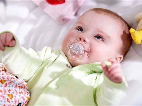 Có nên cho trẻ sơ sinh ngậm núm ti giả không và những nguyên tắc mẹ cần lưu ý tránh lợi bất cập hại-4