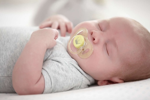 Có nên cho trẻ sơ sinh ngậm núm ti giả không và những nguyên tắc mẹ cần lưu ý tránh lợi bất cập hại-2