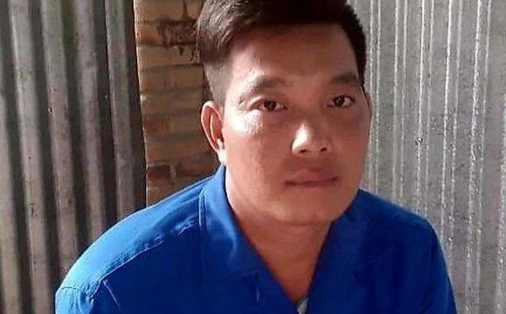 Ly hôn rồi vẫn cuồng ghen, phá cửa phòng vợ cũ đập búa vào đầu tình địch-1