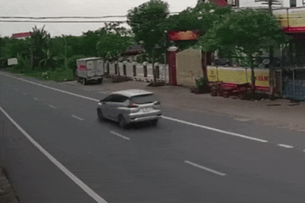 Khoảnh khắc xe máy chạy lấn làn, tông trực diện vào đầu ô tô