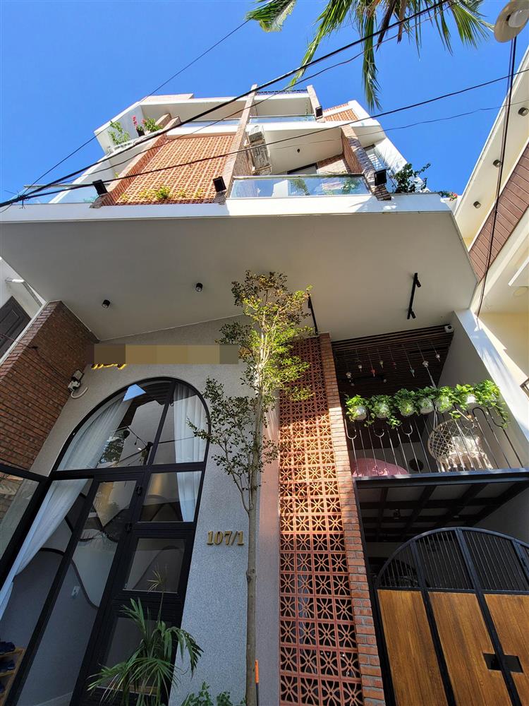 Ngôi nhà mê cung trên mảnh đất méo, xây trong 3 năm với bể bơi vô cực trên nóc-1