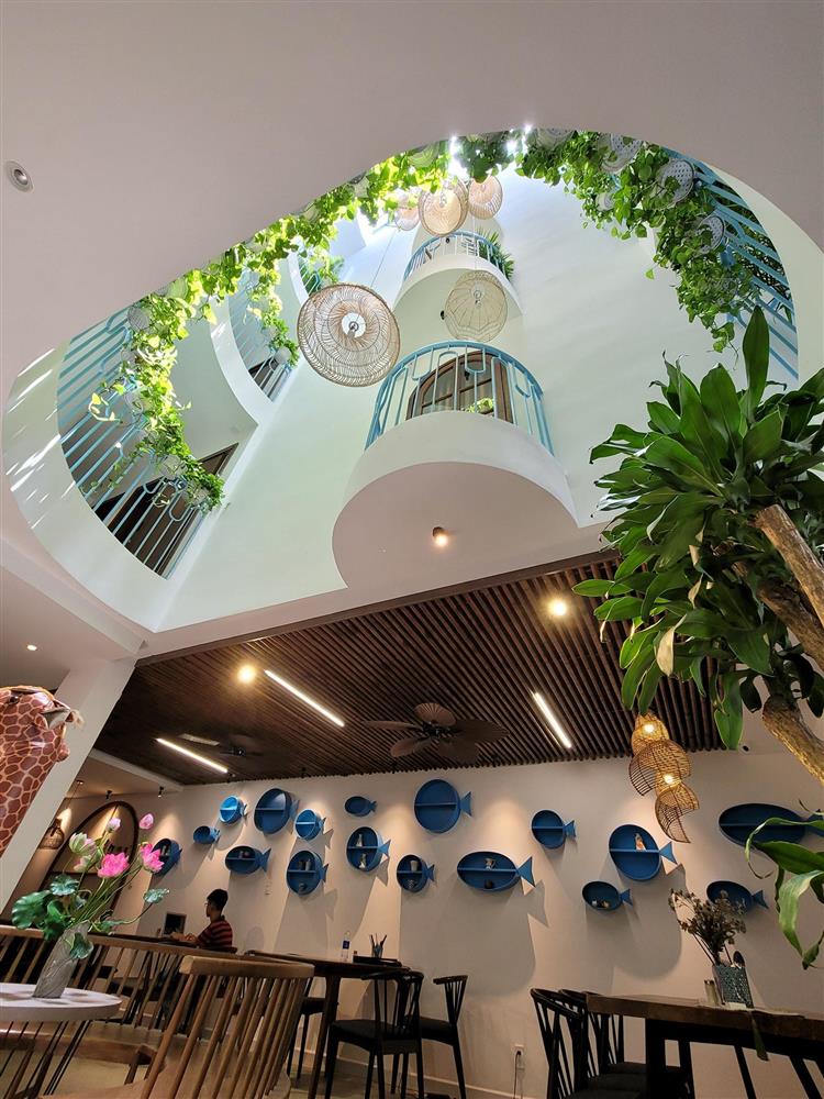 Ngôi nhà mê cung trên mảnh đất méo, xây trong 3 năm với bể bơi vô cực trên nóc-3