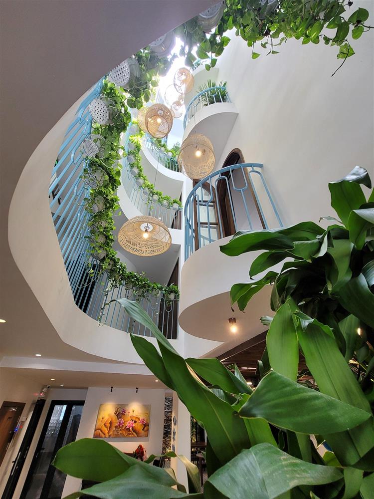 Ngôi nhà mê cung trên mảnh đất méo, xây trong 3 năm với bể bơi vô cực trên nóc-4