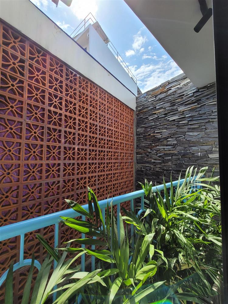 Ngôi nhà mê cung trên mảnh đất méo, xây trong 3 năm với bể bơi vô cực trên nóc-11