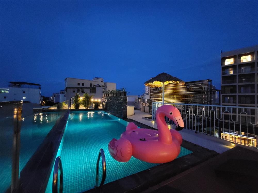 Ngôi nhà mê cung trên mảnh đất méo, xây trong 3 năm với bể bơi vô cực trên nóc-22