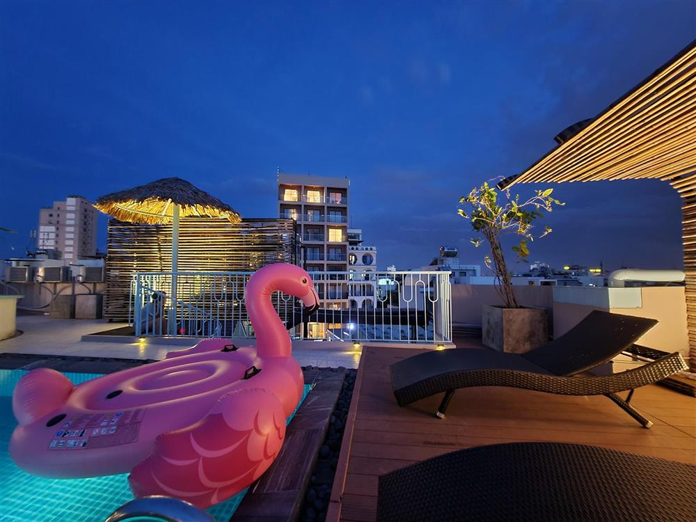 Ngôi nhà mê cung trên mảnh đất méo, xây trong 3 năm với bể bơi vô cực trên nóc-23