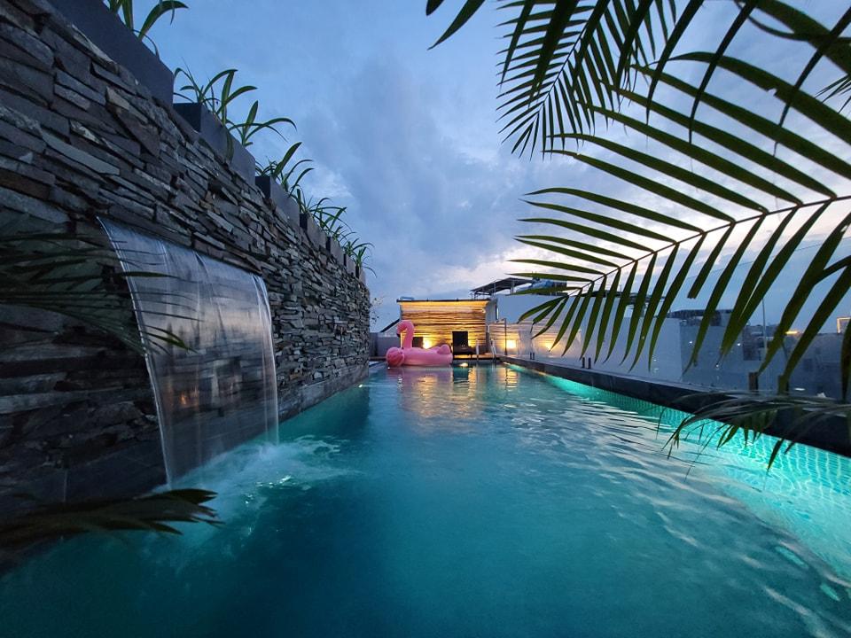 Ngôi nhà mê cung trên mảnh đất méo, xây trong 3 năm với bể bơi vô cực trên nóc-24