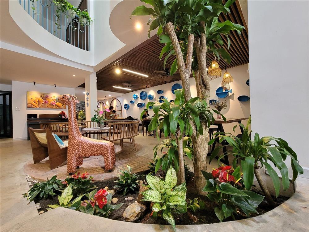 Ngôi nhà mê cung trên mảnh đất méo, xây trong 3 năm với bể bơi vô cực trên nóc-25