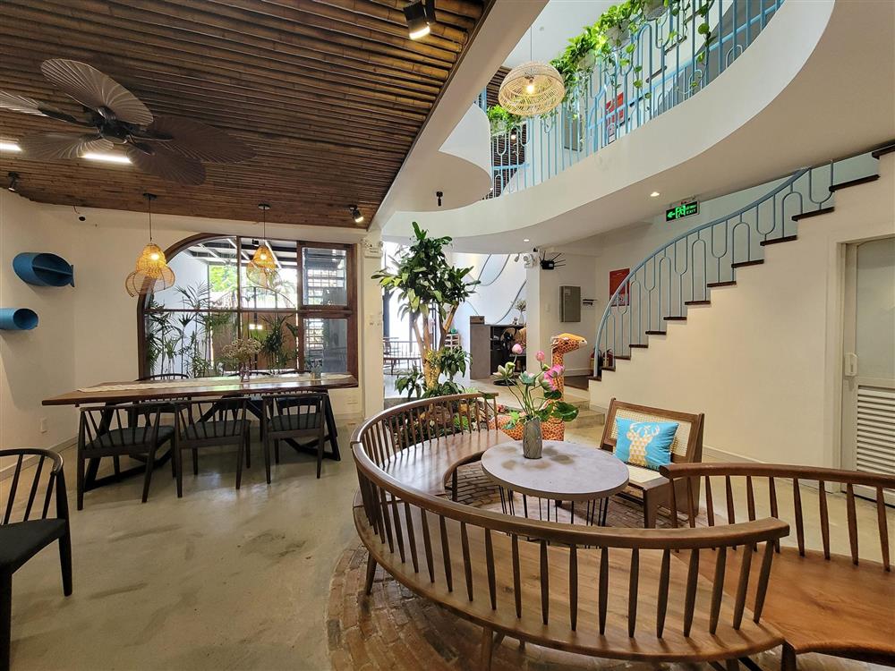 Ngôi nhà mê cung trên mảnh đất méo, xây trong 3 năm với bể bơi vô cực trên nóc-27