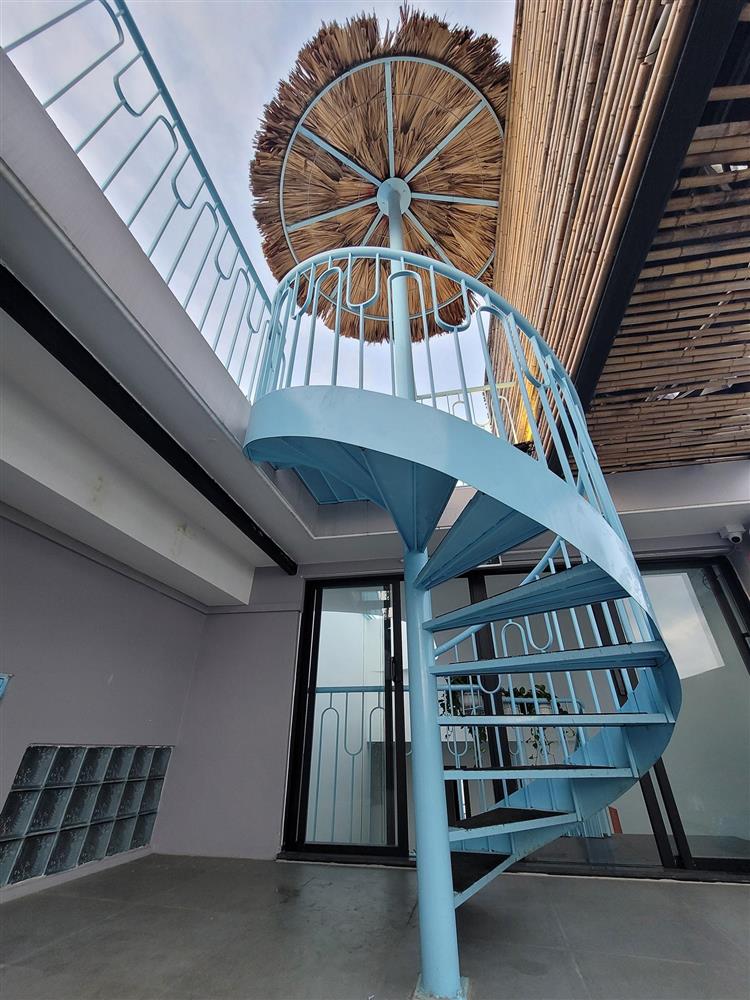 Ngôi nhà mê cung trên mảnh đất méo, xây trong 3 năm với bể bơi vô cực trên nóc-28