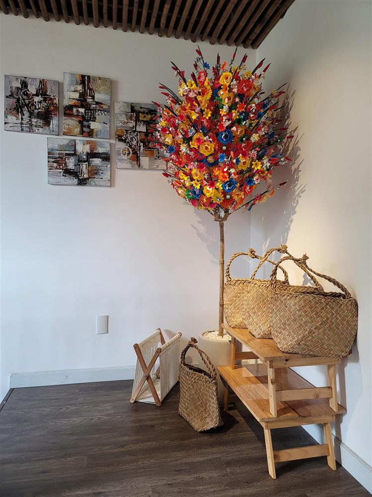 Ngôi nhà mê cung trên mảnh đất méo, xây trong 3 năm với bể bơi vô cực trên nóc-29