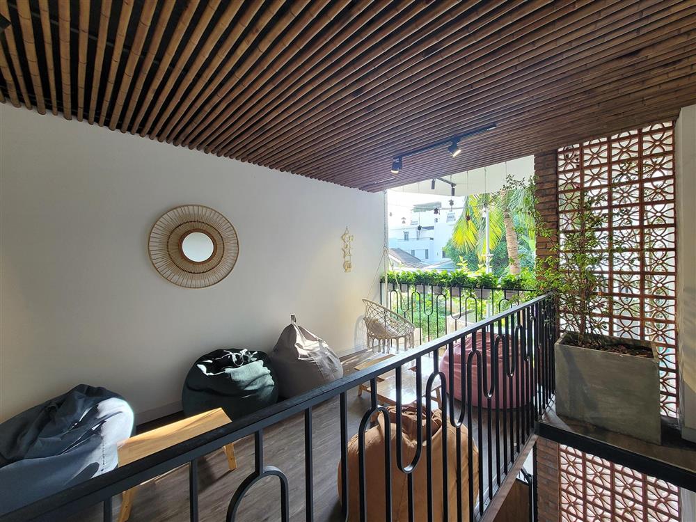 Ngôi nhà mê cung trên mảnh đất méo, xây trong 3 năm với bể bơi vô cực trên nóc-30