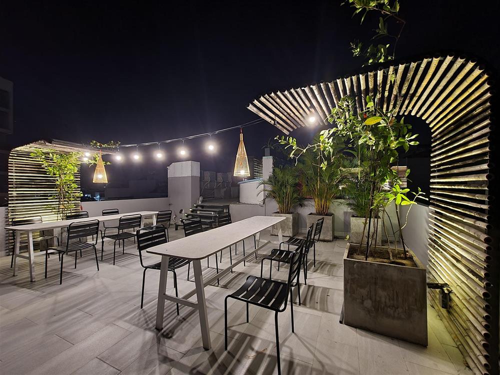 Ngôi nhà mê cung trên mảnh đất méo, xây trong 3 năm với bể bơi vô cực trên nóc-31