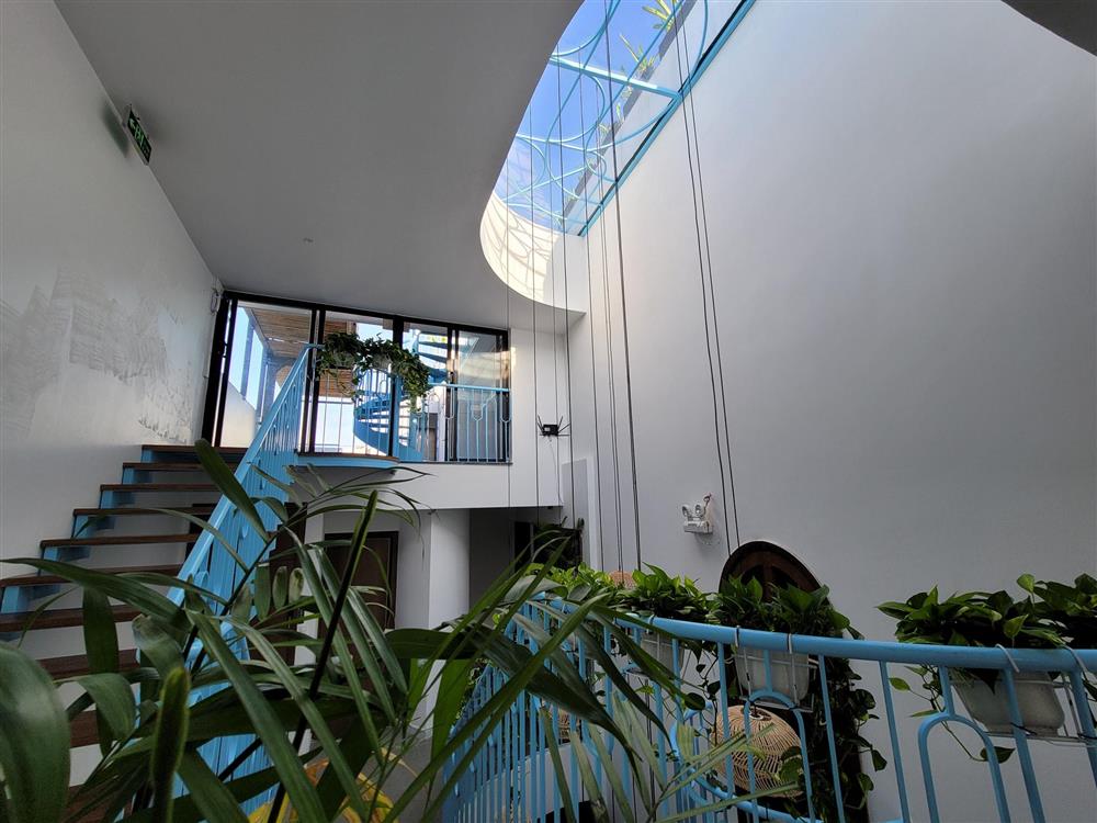 Ngôi nhà mê cung trên mảnh đất méo, xây trong 3 năm với bể bơi vô cực trên nóc-32