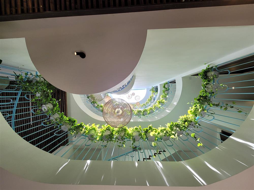 Ngôi nhà mê cung trên mảnh đất méo, xây trong 3 năm với bể bơi vô cực trên nóc-33