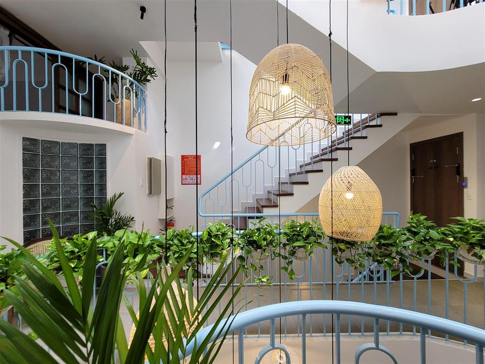 Ngôi nhà mê cung trên mảnh đất méo, xây trong 3 năm với bể bơi vô cực trên nóc-34