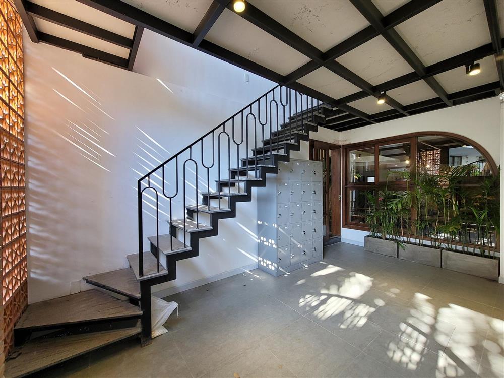 Ngôi nhà mê cung trên mảnh đất méo, xây trong 3 năm với bể bơi vô cực trên nóc-35