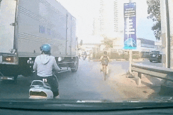 Dừng trúng điểm mù xe ben, người đàn ông suýt phải trả giá bằng cả tính mạng-1
