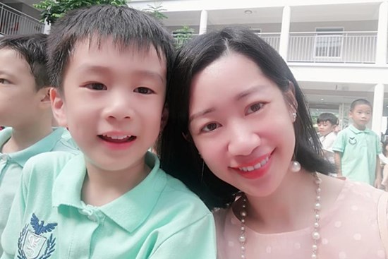 Cô giáo than phiền về thái độ học tập của bé trai trong giờ học tiếng Anh, mẹ chỉ nói vài lời mà tình thế đảo ngược, còn xin cô giữ bí mật giúp