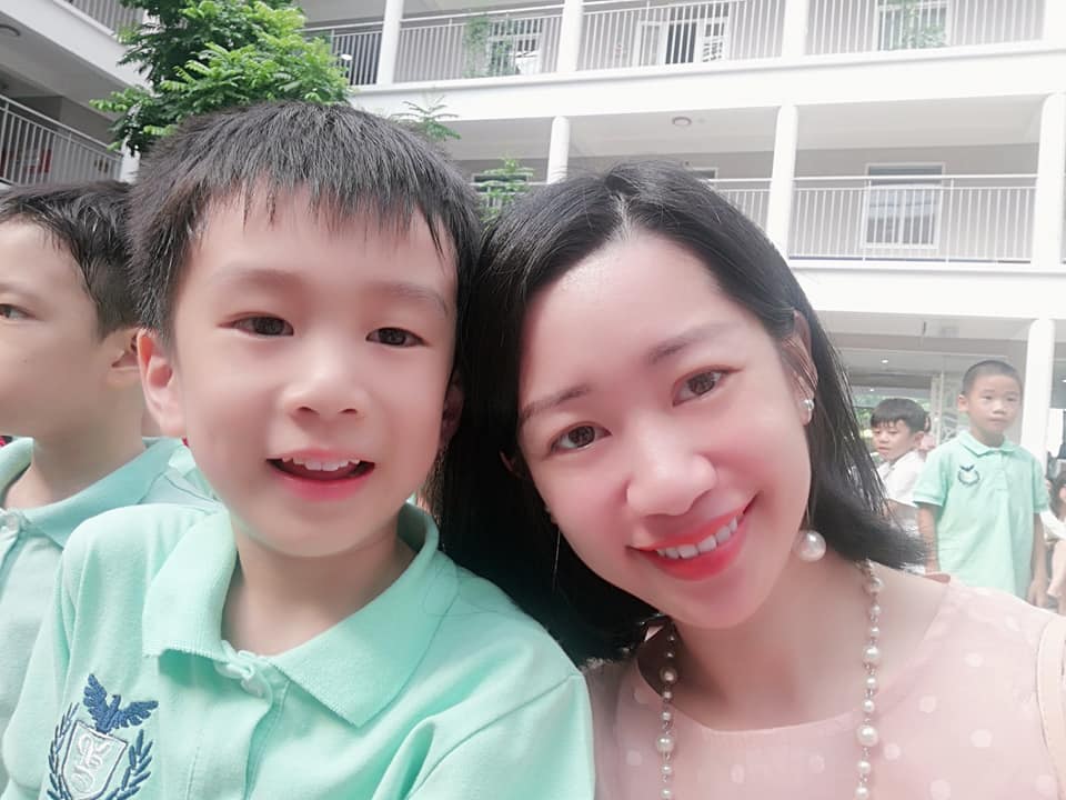 Cô giáo than phiền về thái độ học tập của bé trai trong giờ học tiếng Anh, mẹ chỉ nói vài lời mà tình thế đảo ngược, còn xin cô giữ bí mật giúp-1