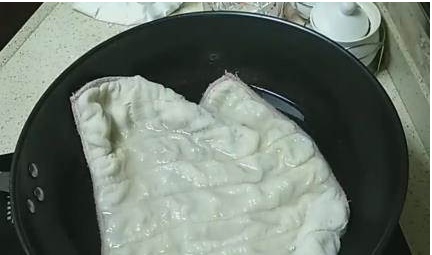 Không vứt giẻ dính dầu mỡ, không cần chất tẩy rửa cũng chẳng cần chà xát, làm theo cách này giẻ sẽ lại như mới-2