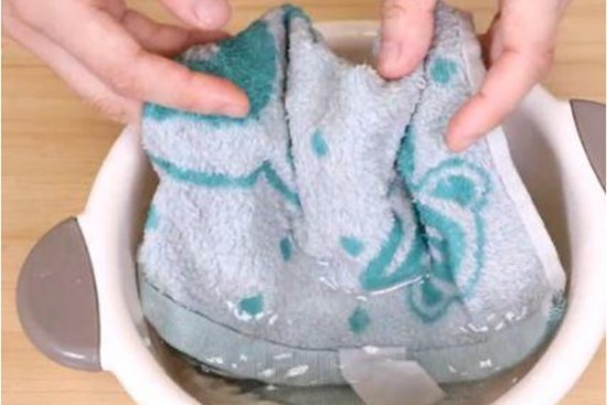 Không vứt giẻ dính dầu mỡ, không cần chất tẩy rửa cũng chẳng cần chà xát, làm theo cách này giẻ sẽ lại như mới