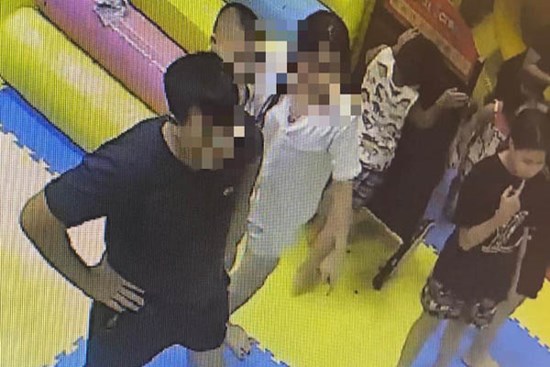 Tìm người đàn ông nghi vấn bạo hành bé gái 4 tuổi trong khu vui chơi ở Hà Nội