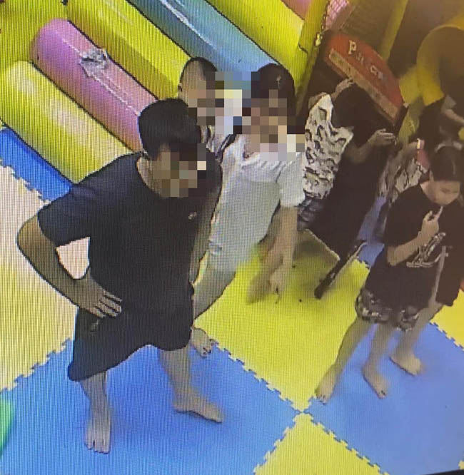 Tìm người đàn ông nghi vấn bạo hành bé gái 4 tuổi trong khu vui chơi ở Hà Nội-3