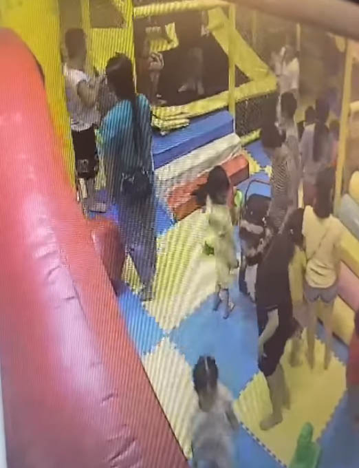 Tìm người đàn ông nghi vấn bạo hành bé gái 4 tuổi trong khu vui chơi ở Hà Nội-2