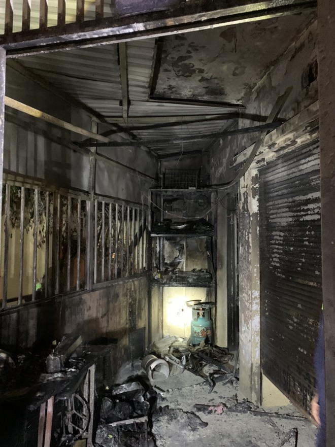 Hà Nội: Cảnh sát phá cửa, cứu sống 5 người trong một gia đình sau đám cháy trong đêm-2