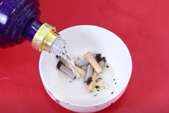 Đừng vứt tàn thuốc lá đi, hãy ngâm chúng trong rượu trắng, tiết kiệm được ối tiền đấy