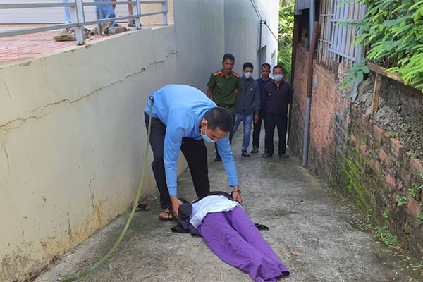 Vụ con trai giết cha ở TP.HCM: Nạn nhân bị bạo hành, nhốt 10 ngày-2