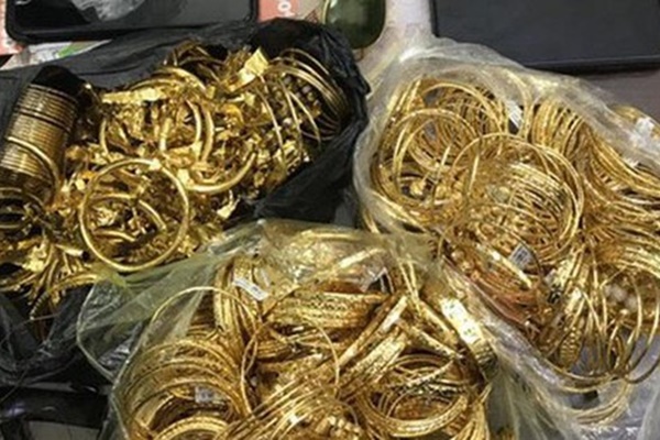 Nữ quái” trộm laptop, điện thoại của cô gái dừng xe mua rau ở TPHCM-1