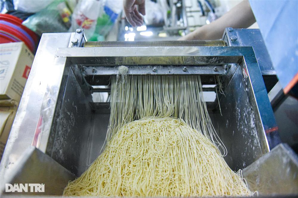 Quán mì chờ kỳ công 10 tiếng, bán vèo 500 bát mỗi tối ở Hải Phòng-6