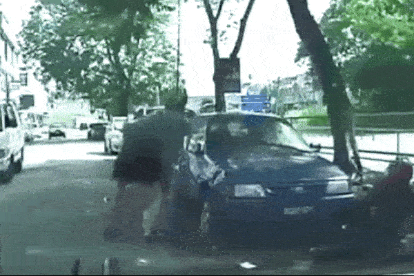 Clip: Bị giật túi xách giữa phố, cô gái tung đòn hạ gục 2 tên cướp