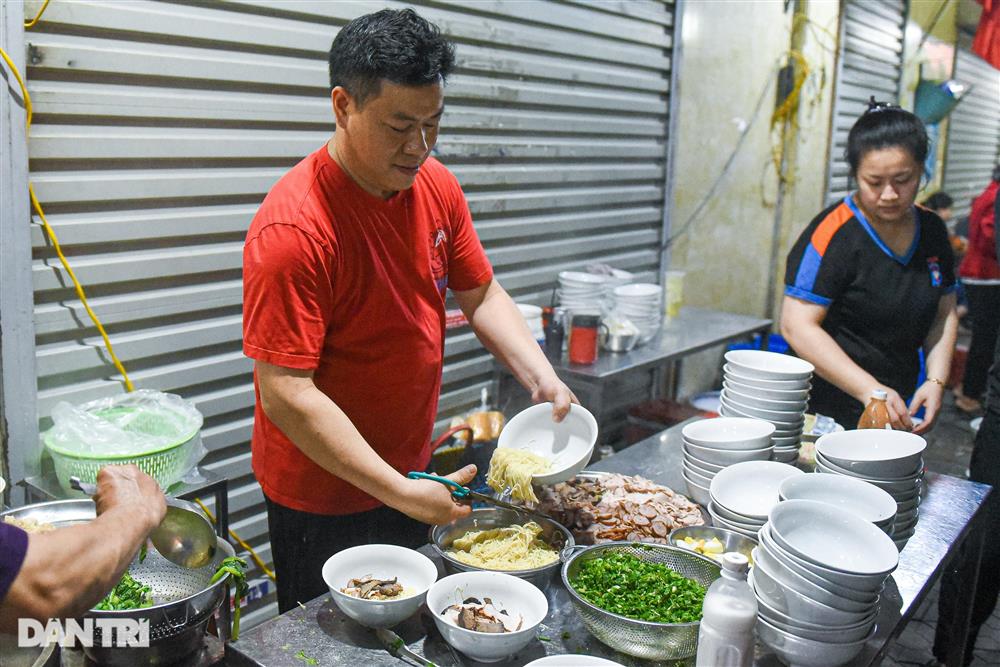 Quán mì chờ kỳ công 10 tiếng, bán vèo 500 bát mỗi tối ở Hải Phòng-10