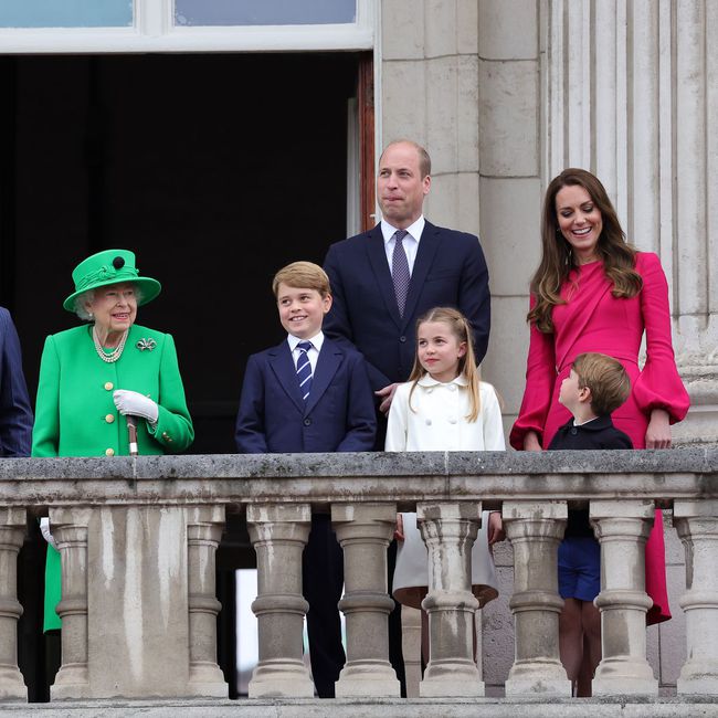 Hành động đầy tinh tế của Nữ hoàng Anh ở ban công Cung điện đã làm thay đổi chắt trai George-1
