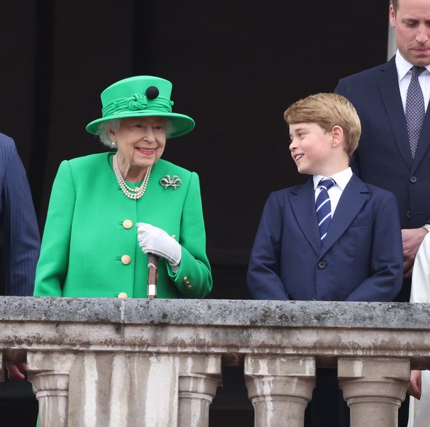 Hành động đầy tinh tế của Nữ hoàng Anh ở ban công Cung điện đã làm thay đổi chắt trai George-2