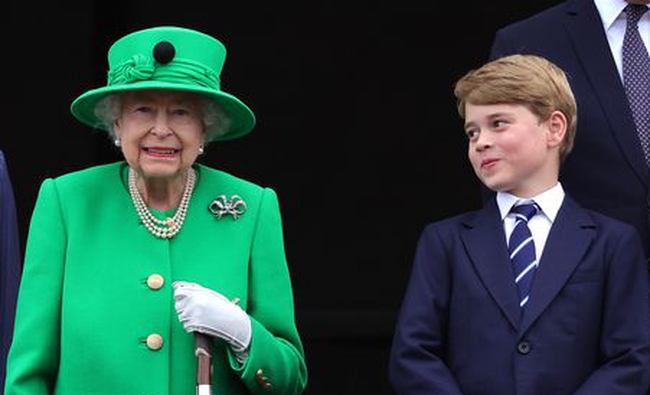 Hành động đầy tinh tế của Nữ hoàng Anh ở ban công Cung điện đã làm thay đổi chắt trai George-3
