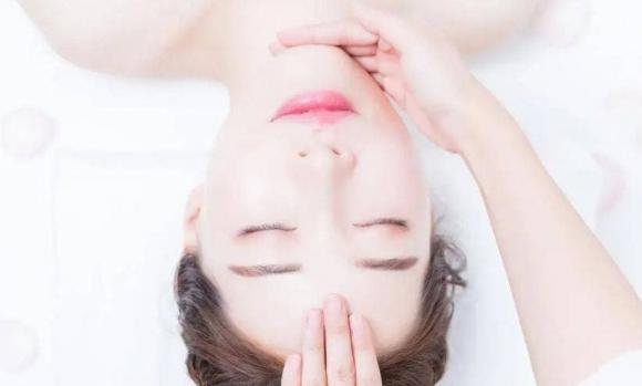 Phụ nữ dù có làn da đẹp đến đâu cũng đừng mắc phải 3 thói quen trang điểm, vừa bị chê cười, vừa hại da-1