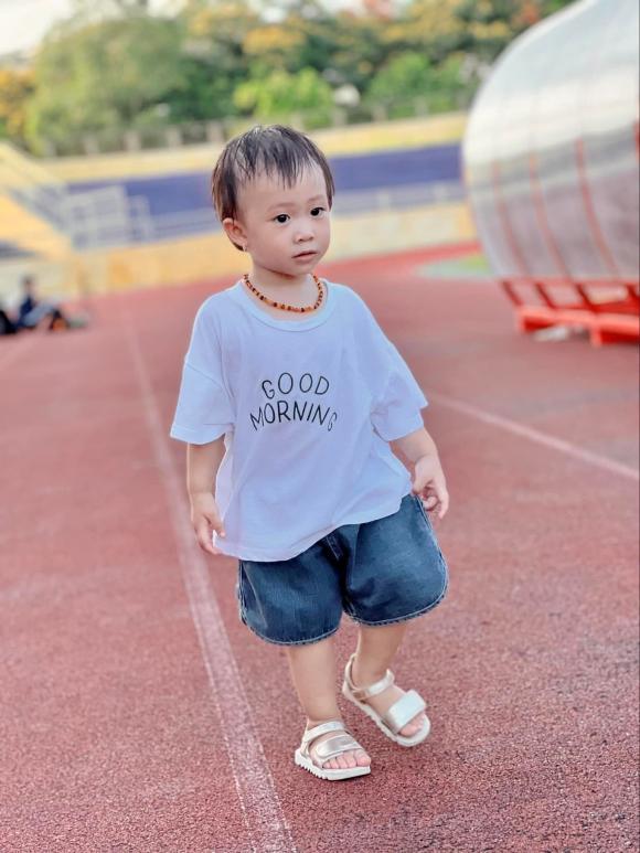 Hai nhóc tỳ nhà Phan Văn Đức theo bố ra sân tập, biểu cảm khiến dân tình cưng xỉu-3