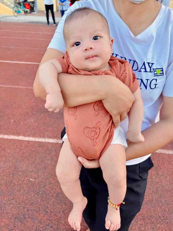 Hai nhóc tỳ nhà Phan Văn Đức theo bố ra sân tập, biểu cảm khiến dân tình cưng xỉu-5