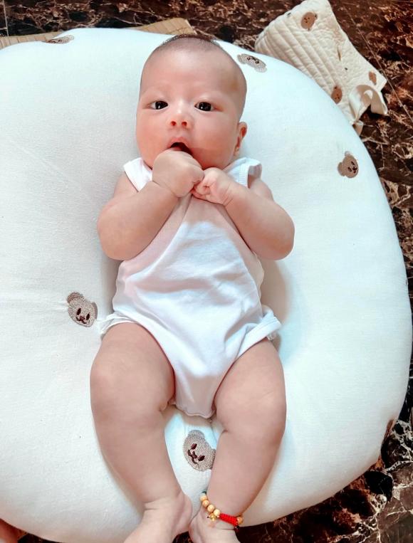 Hai nhóc tỳ nhà Phan Văn Đức theo bố ra sân tập, biểu cảm khiến dân tình cưng xỉu-11