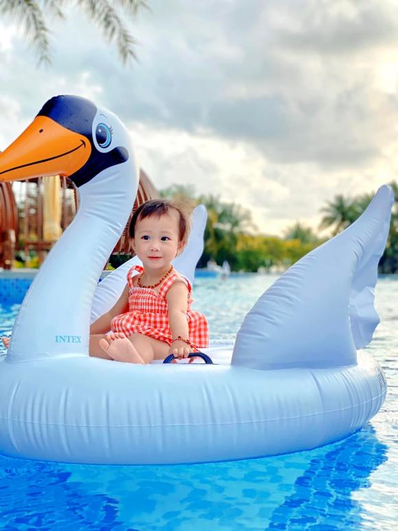 Hai nhóc tỳ nhà Phan Văn Đức theo bố ra sân tập, biểu cảm khiến dân tình cưng xỉu-12