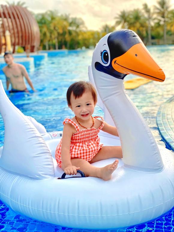 Hai nhóc tỳ nhà Phan Văn Đức theo bố ra sân tập, biểu cảm khiến dân tình cưng xỉu-13