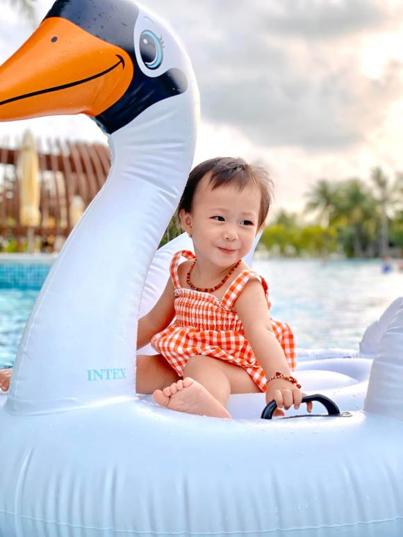 Hai nhóc tỳ nhà Phan Văn Đức theo bố ra sân tập, biểu cảm khiến dân tình cưng xỉu-10