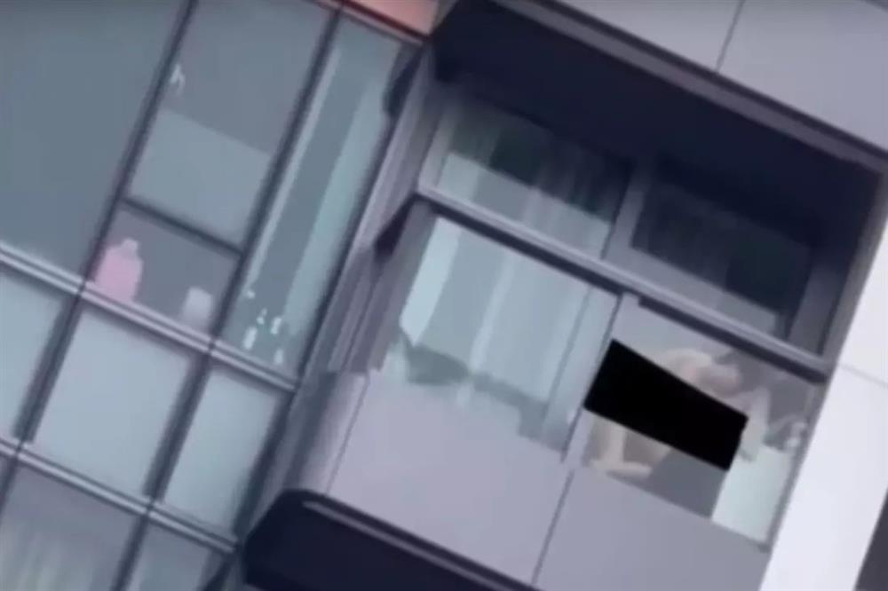 Mây mưa ngoài ban công giữa ban ngày, cặp đôi bị bắt giữ-1