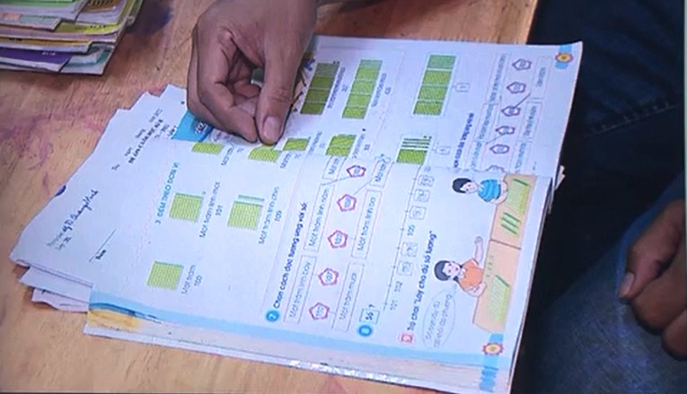 Phụ huynh nghèo mong được trợ giá sách giáo khoa-1